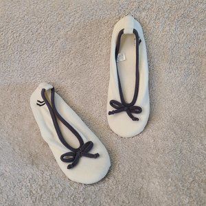 Isotoner Gray/White Slippers